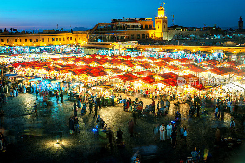 晚上Djemaa El Fna广场与库图比亚清真寺，马拉喀什，摩洛哥